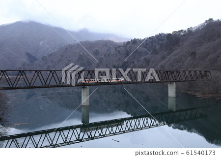 冬季火車穿越大壩湖 冬季火車穿越大壩湖 61540173