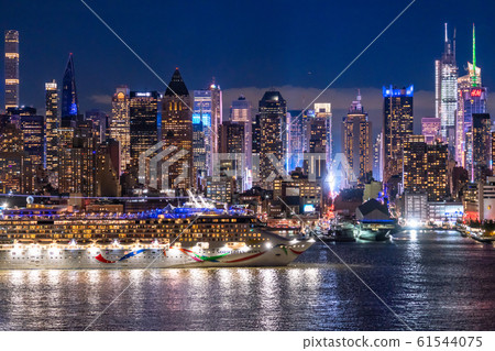 《New York》Deluxe cruise ship and night view of Manhattan, from Harmiton Park 61544075
