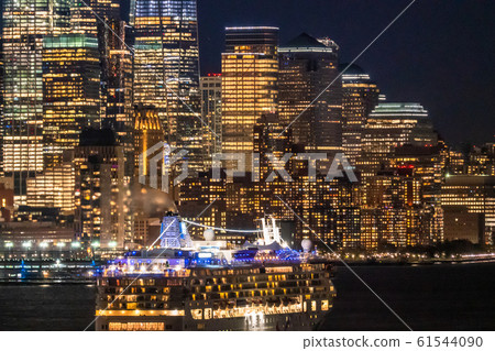 《New York》Deluxe cruise ship and night view of Manhattan, from Harmiton Park 61544090