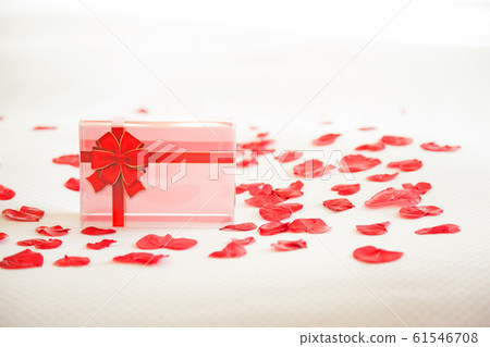 Gift with rose petals and ribbon 61546708