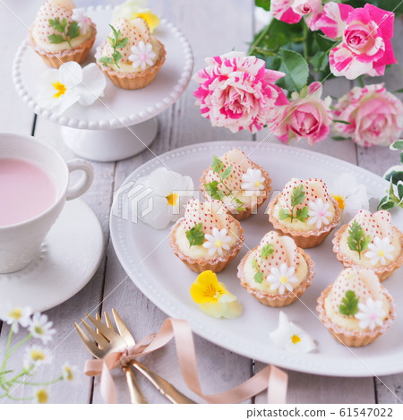 Tea time with white strawberry small tart cake Tea time with white strawberry small tart cake 61547022
