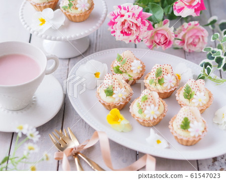 Tea time with white strawberry small tart cake Tea time with white strawberry small tart cake 61547023