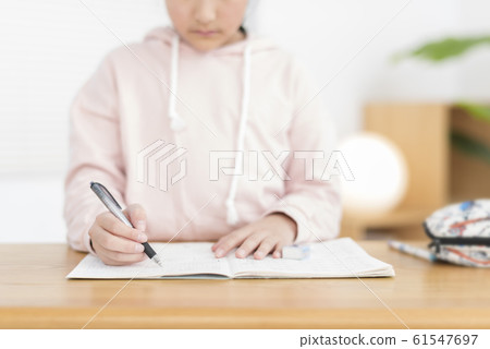Elementary school student to study Elementary school student to study 61547697