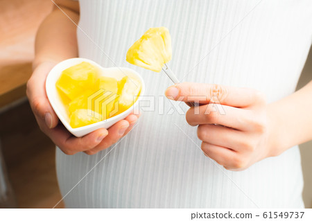 菠蘿孕婦切水果 菠蘿孕婦切水果 61549737