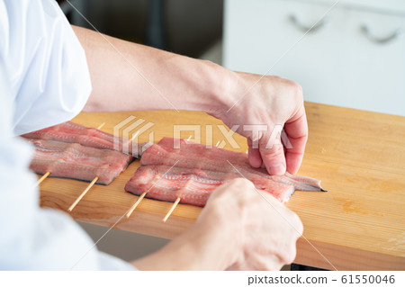 將鰻魚串起來的盤子 61550046
