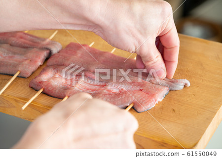 將鰻魚串起來的盤子 61550049