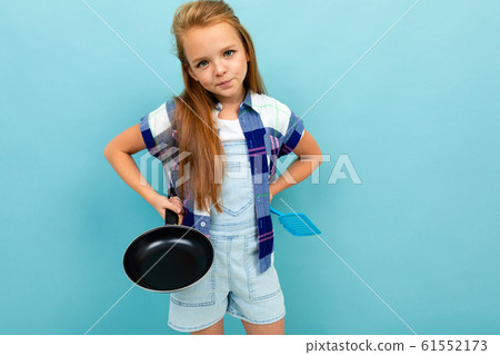 Teenager caucasian girl is going to fry something with a pan isolated on blue background 61552173