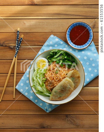 韓國食品拌飯和餃子 61553556