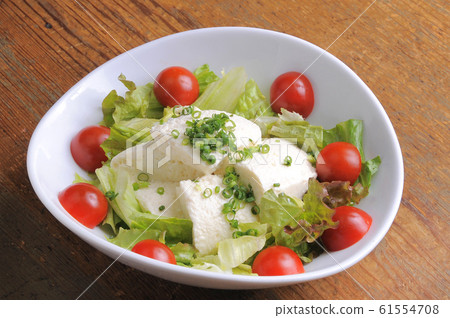 Tofu and tomato salad 61554708