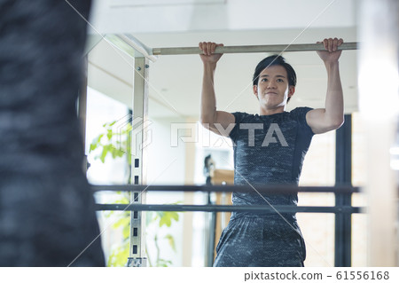 男子在健身房拉起 男子在健身房拉起 61556168