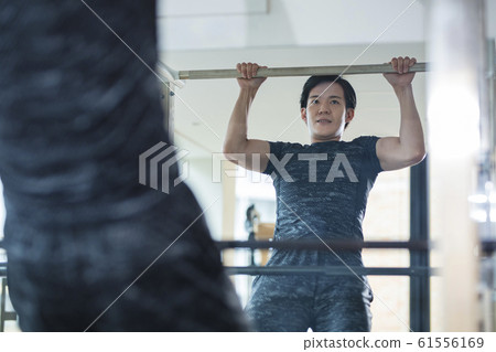 男子在健身房拉起 男子在健身房拉起 61556169