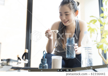 女人做蛋白質飲料 女人做蛋白質飲料 61556441