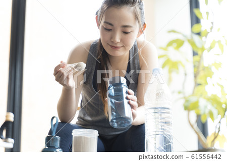 女人做蛋白質飲料 女人做蛋白質飲料 61556442