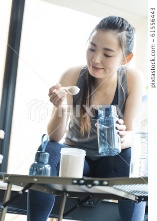 女人做蛋白質飲料 女人做蛋白質飲料 61556443