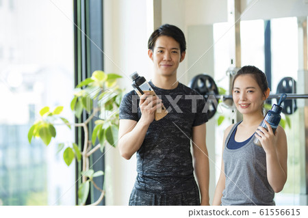 男人和女人喝蛋白質飲料 61556615