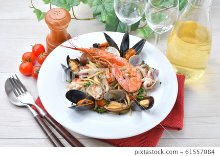 Seafood pescatore (seafood pasta with Linguine) Seafood pescatore (seafood pasta with Linguine) 61557084