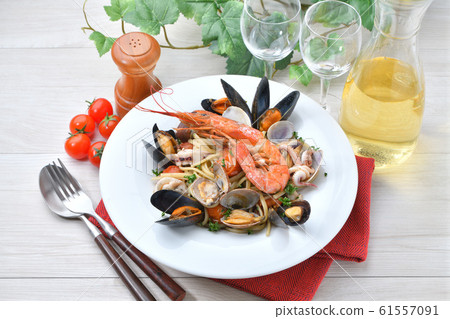 Seafood pescatore (seafood pasta with Linguine) Seafood pescatore (seafood pasta with Linguine) 61557091