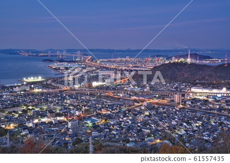 [瀨戶大橋（青山山頂展望台）（夜間）]香川縣A谷郡宇多津町青山頂峰 61557435