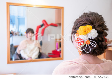 和服在美髮沙龍的年輕女子設置頭髮 和服在美髮沙龍的年輕女子設置頭髮 61557670