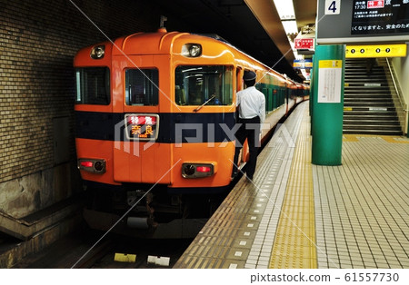 特快列車（16010系列）在近鐵奈良線的近鐵奈良站停下 61557730