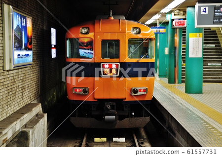 特快列車(16010系列)在近鐵奈良線的近鐵奈良站停下 特快列車(16010系列)在近鐵奈良線的近鐵奈良站停下 61557731