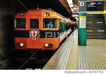 特快列車(16010系列)在近鐵奈良線的近鐵奈良站停下 特快列車(16010系列)在近鐵奈良線的近鐵奈良站停下 61557732