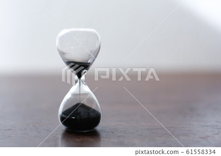 桌上的沙漏圖像 桌上的沙漏圖像 61558334