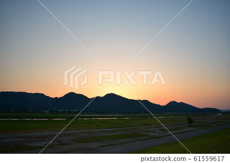 A sunset 61559617