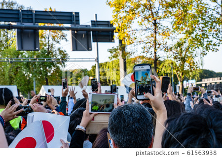 人們參加遊行 61563938