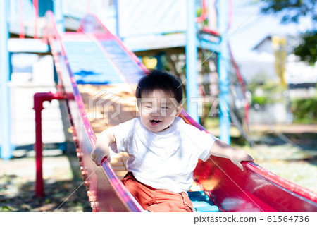 嬰兒在公園玩耍 61564736