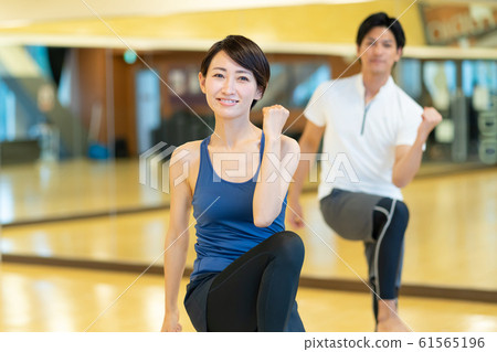 瑜伽健身房情侶健身 61565196