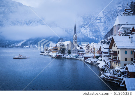 Hallstatt in winter, Salzkammergut, Austria Hallstatt in winter, Salzkammergut, Austria 61565328