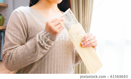 女人把鈔票從信封16：9 61568683