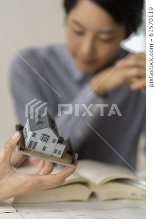 一個人在學習建築標準法的同時,為準備一流建築師的主題測試準備了一系列法律法規 一個人在學習建築標準法的同時,為準備一流建築師的主題測試準備了一系列法律法規 61570119