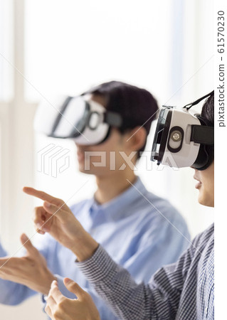 兩名男子通過VR護目鏡體驗3D最新5G技術並將其納入業務 兩名男子通過VR護目鏡體驗3D最新5G技術並將其納入業務 61570230
