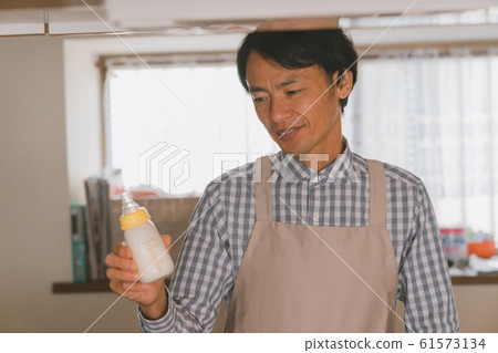 Day 10 10 days after childcare leave, daddy milk preparation 61573134