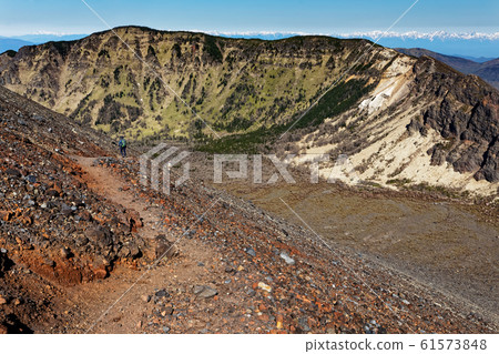 Kurofuyama and Northern Snow Alps seen from the climb to Mt.Asama 61573848