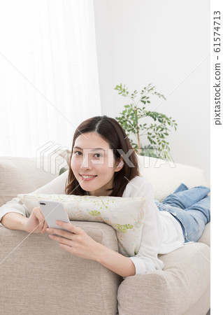 年輕女子，智能手機，沙發 61574713