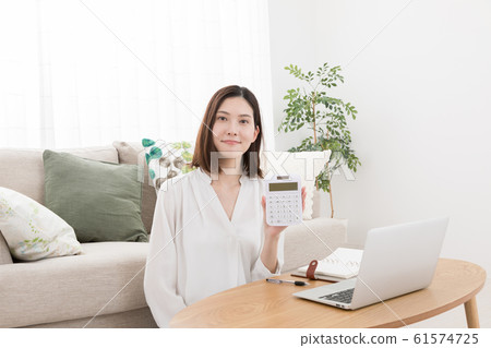 Young woman studying qualifications 61574725