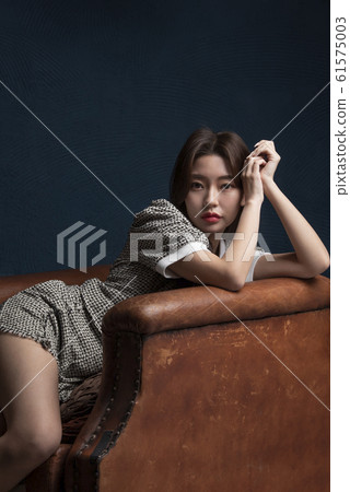 Shaded woman portrait Shaded woman portrait 61575003