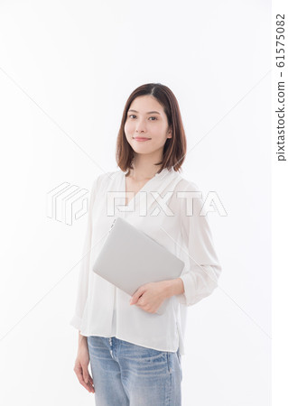 Young woman laptop 61575082