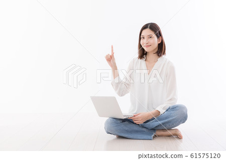 少婦坐地板指向手指的筆記本計算機 61575120