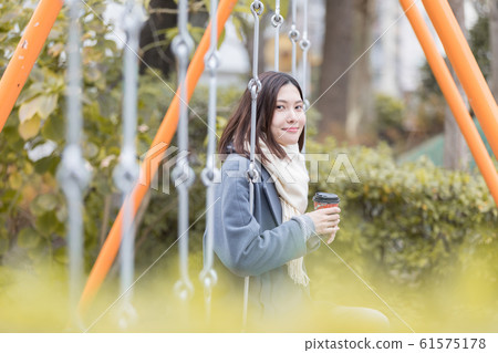 少婦冬天掀動杯子咖啡 少婦冬天掀動杯子咖啡 61575178