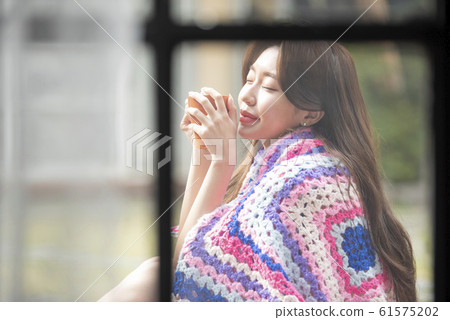戶外杯子的女人 61575202