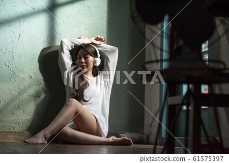 Relaxing woman 61575397