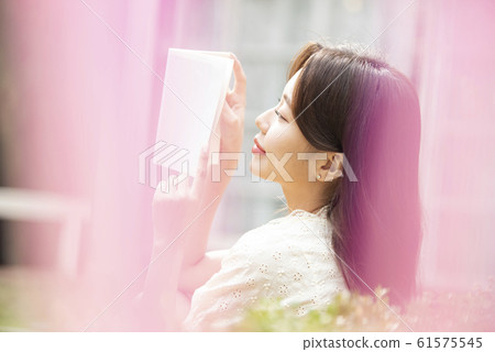 在戶外讀書的女人 在戶外讀書的女人 61575545
