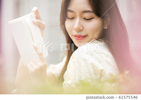 在戶外讀書的女人 在戶外讀書的女人 61575546