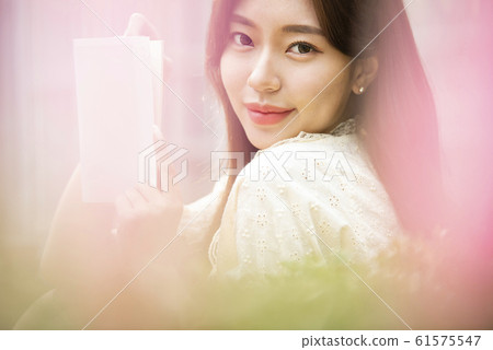 Woman reading outdoors 61575547