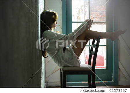 Relaxing woman 61575567