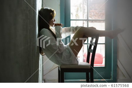 Relaxing woman 61575568